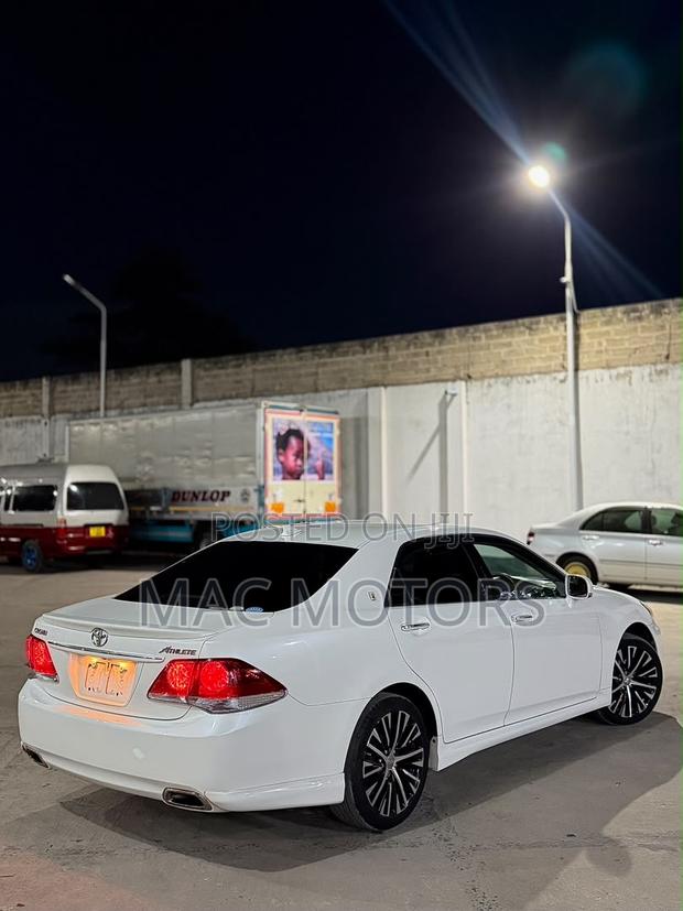 Toyota Crown 2010 White
