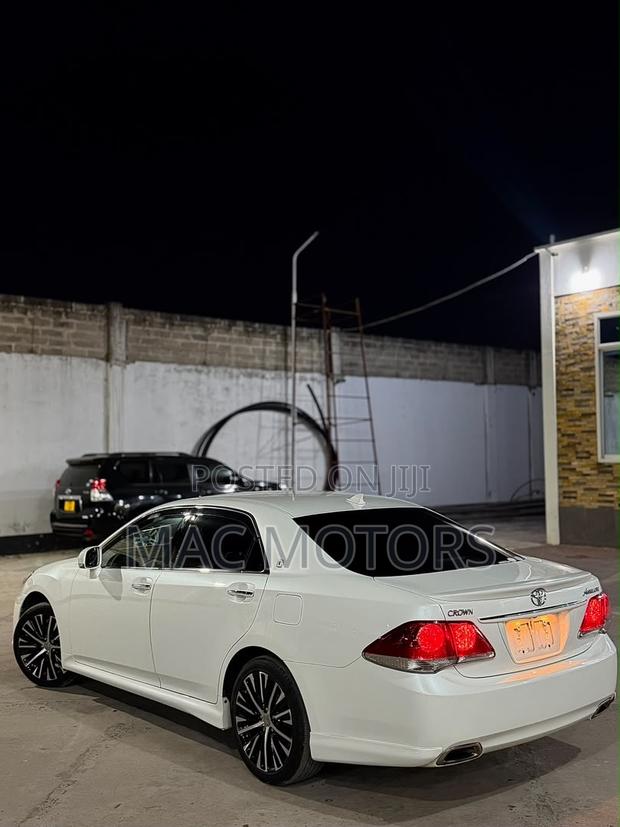 Toyota Crown 2010 White