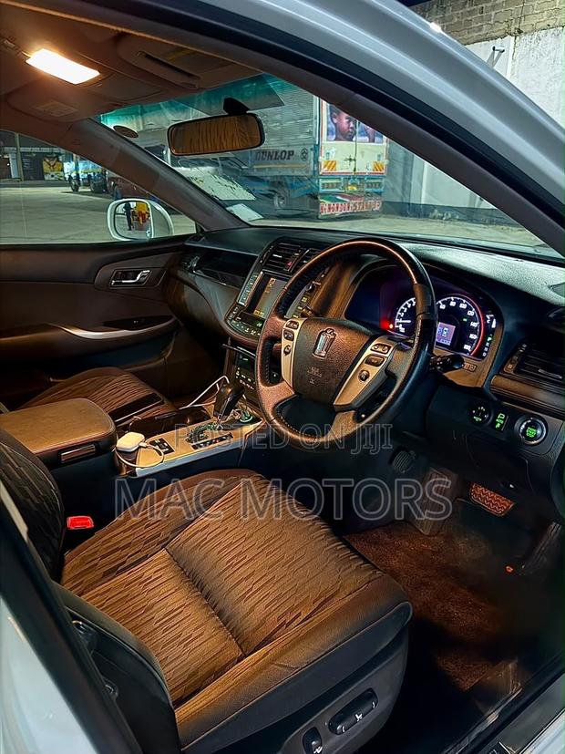 Toyota Crown 2010 White