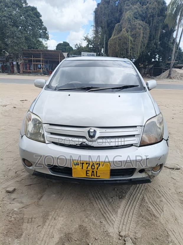 Toyota IST 2003 Silver