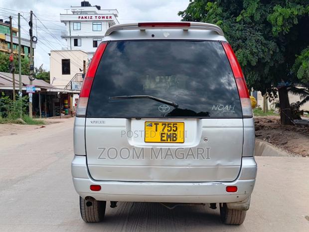 Toyota Noah 2002 Silver