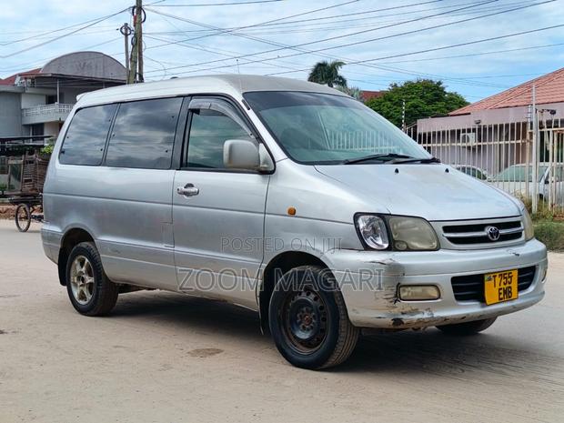 Toyota Noah 2002 Silver