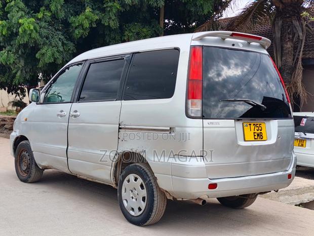 Toyota Noah 2002 Silver