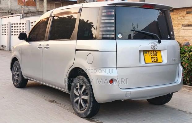 Toyota Sienta 2006 Silver