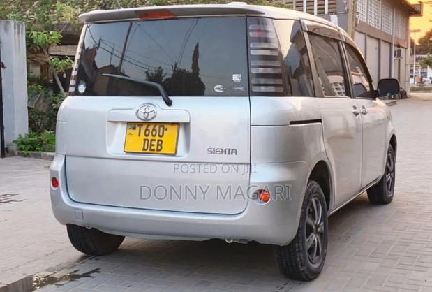 Toyota Sienta 2006 Silver