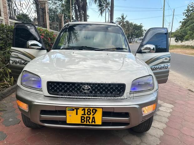 Toyota RAV4 1999 White