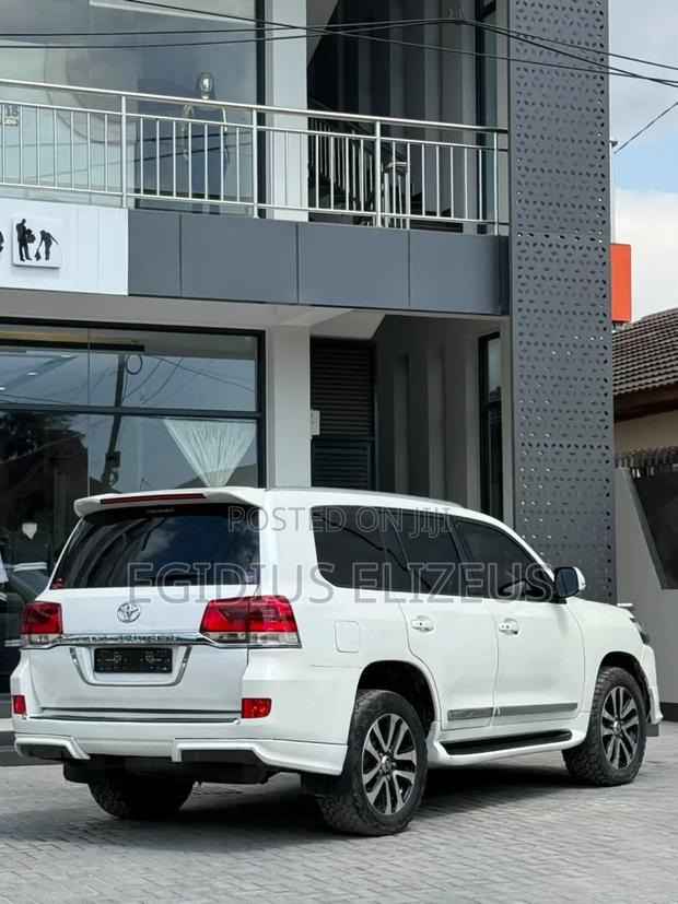 Toyota Land Cruiser 2017 White