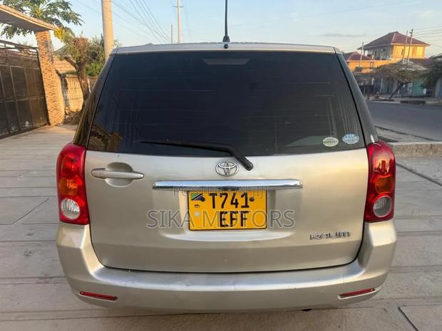 Toyota Raum 2004 Silver