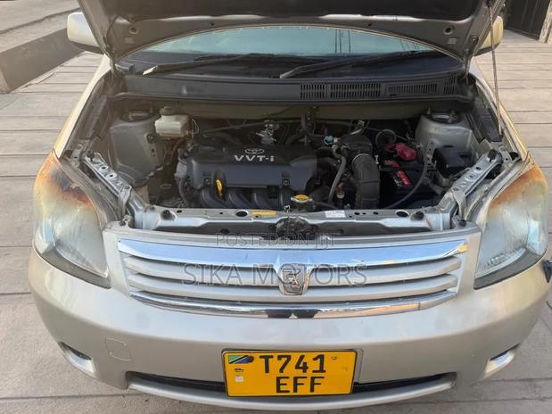 Toyota Raum 2004 Silver