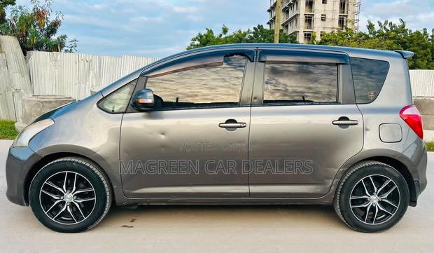 Toyota Ractis 2005 Gray