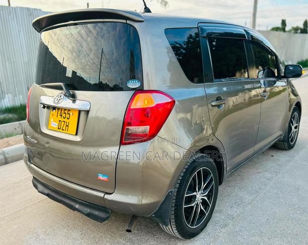 Toyota Ractis 2005 Gray