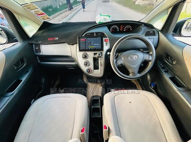 Toyota Ractis 2005 Gray