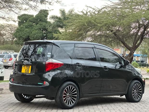Toyota Ractis 2011 Black