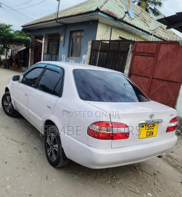 Toyota Corolla 2000 White
