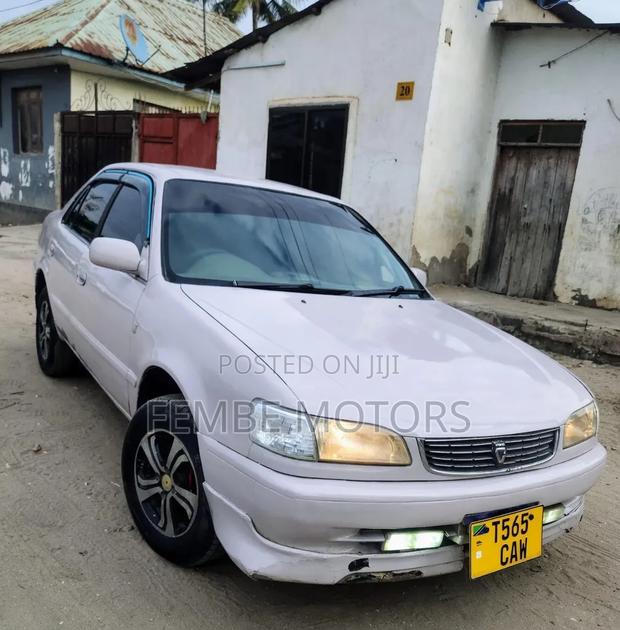 Toyota Corolla 2000 White