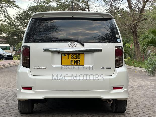Toyota Corolla Rumion Hatchback 1.8 FWD 2012 White