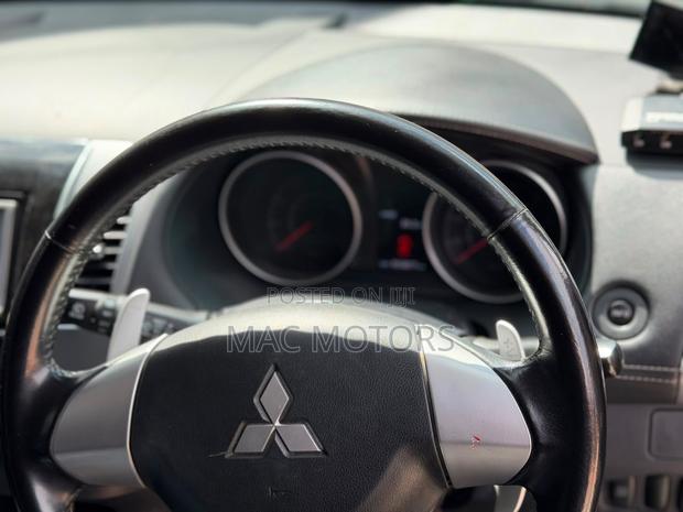 Mitsubishi Outlander 2012 White