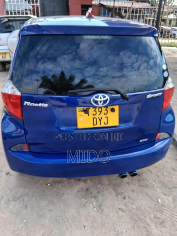 Toyota Ractis 2010 Blue