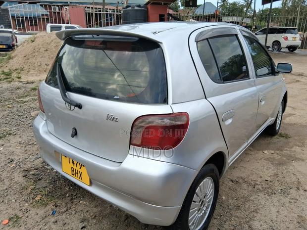 Toyota Vitz 2005 Silver