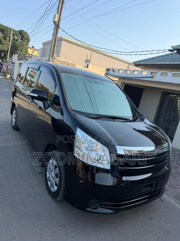 Toyota Noah 2011 Black