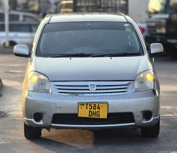 Toyota Raum 2006 Gold