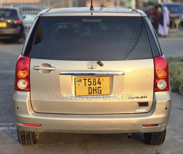 Toyota Raum 2006 Gold