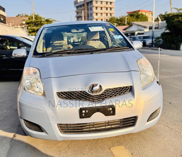 Toyota Vitz 2010 Silver