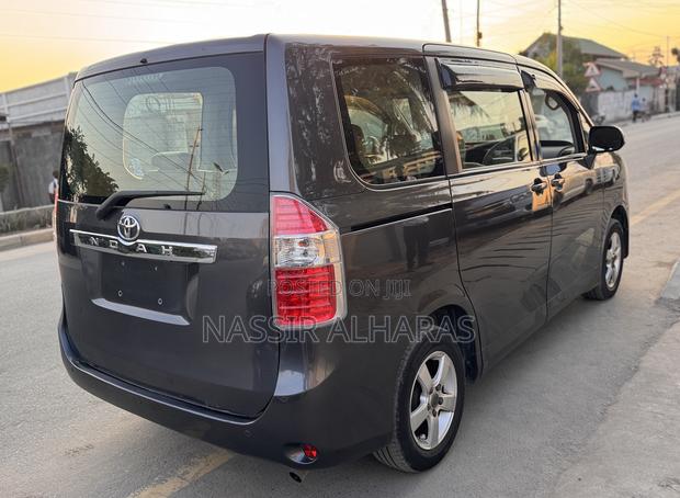Toyota Noah 2009 Gray