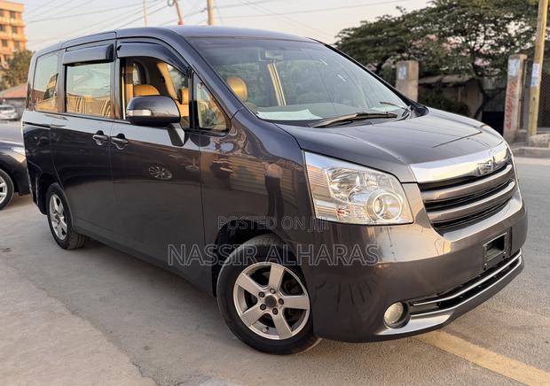 Toyota Noah 2009 Gray