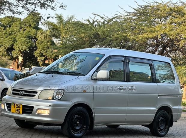 Toyota Noah 2001 Silver