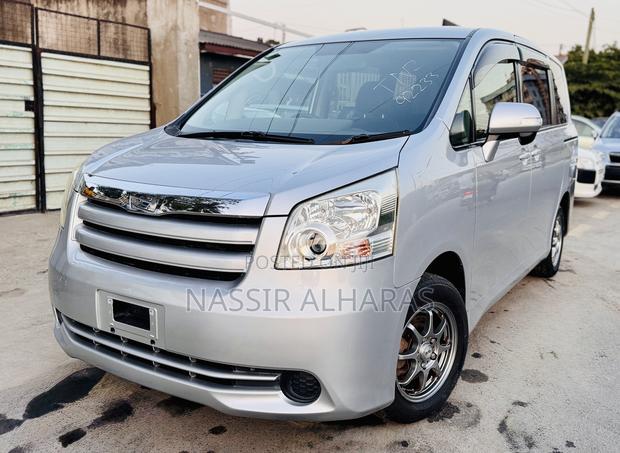 Toyota Noah 2009 Silver