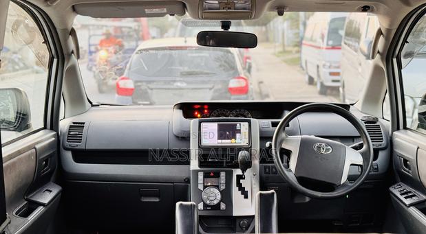 Toyota Noah 2009 Silver