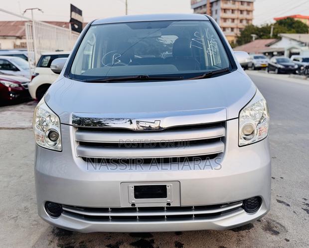 Toyota Noah 2009 Silver