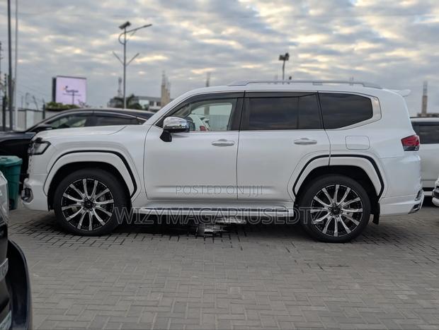 Toyota Land Cruiser 2023 Off white