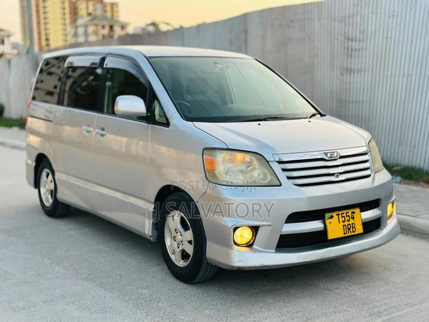 Toyota Noah 2006 Silver