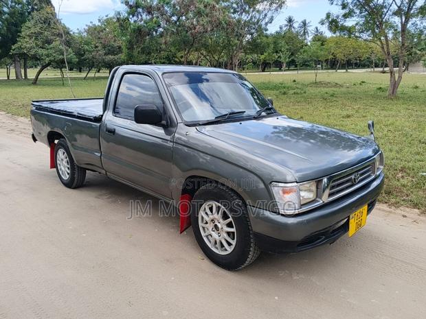 Toyota Hilux 1999 Gray