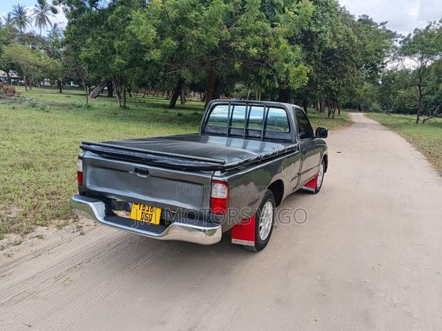 Toyota Hilux 1999 Gray