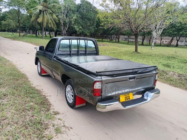 Toyota Hilux 1999 Gray
