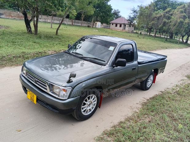 Toyota Hilux 1999 Gray