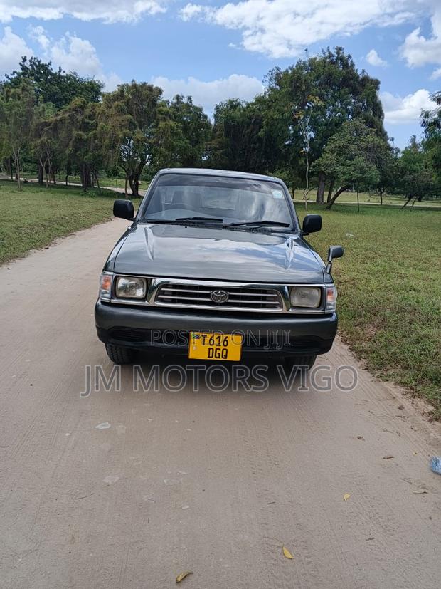 Toyota Hilux 1999 Gray