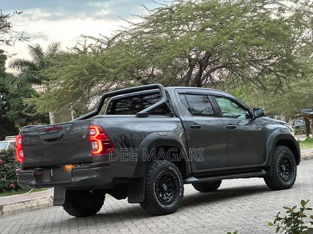 Toyota Hilux 2023 Gray