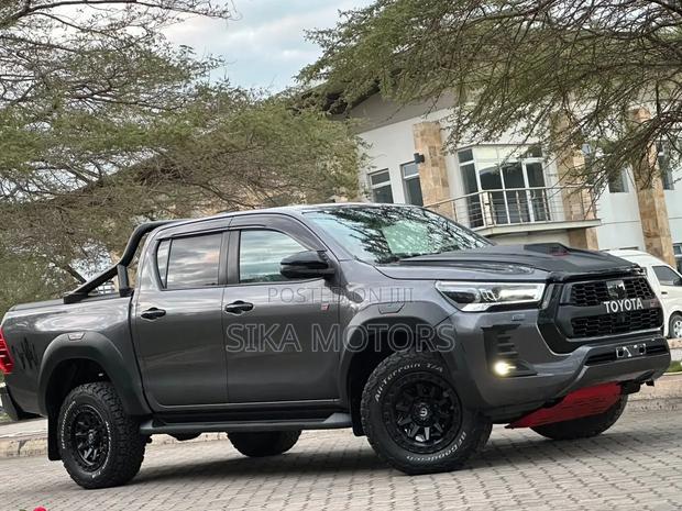 Toyota Hilux 2023 Gray