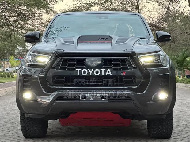 Toyota Hilux 2023 Gray