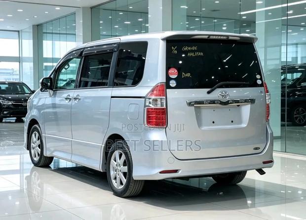 Toyota Noah 2008 Silver