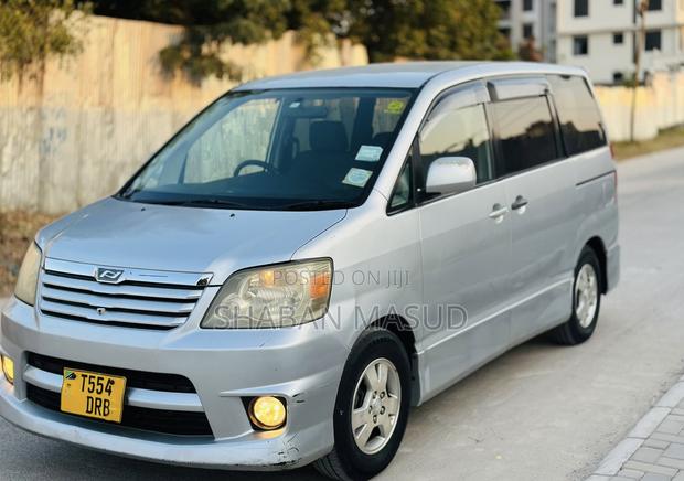 Toyota Noah 2.0 AWD (8 Seater) 2005 Silver