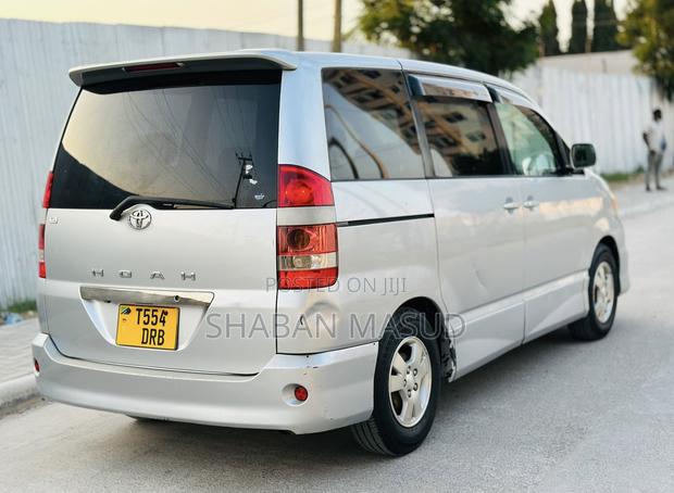 Toyota Noah 2.0 AWD (8 Seater) 2005 Silver