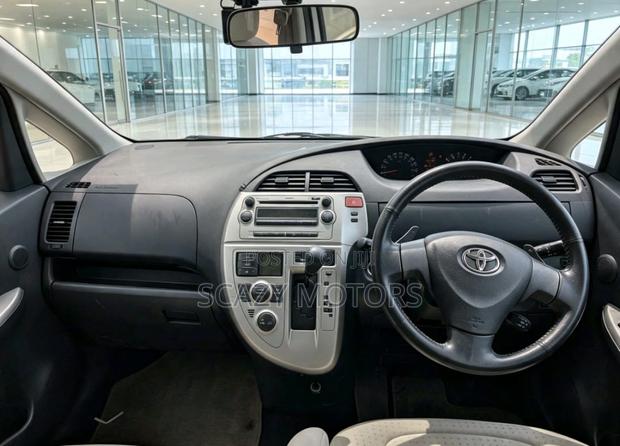 Toyota Ractis 2009 Silver