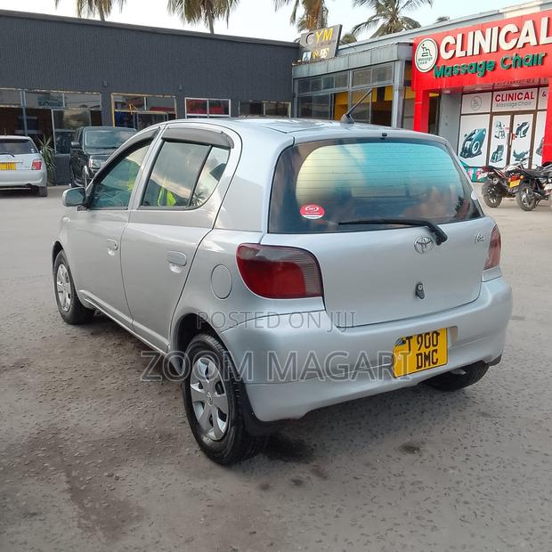 Toyota Vitz 2002 Silver
