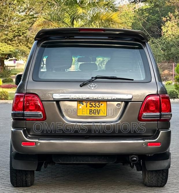 Toyota Land Cruiser HDJ 100 2001 Gray
