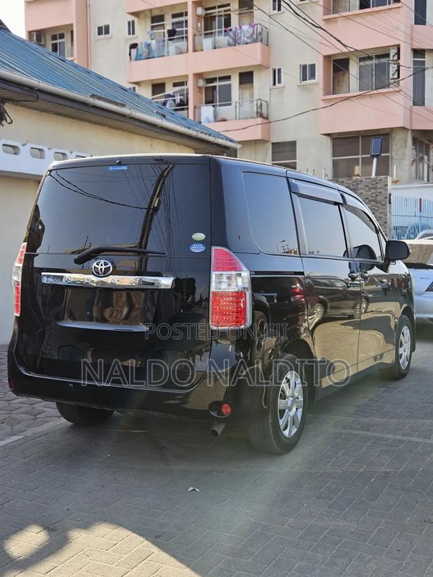 Toyota Noah 2010 Black